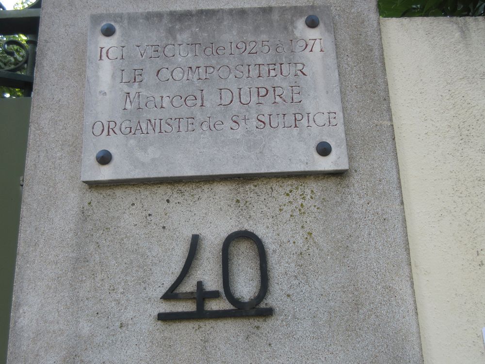House number 40 with a plaque: Ici vécut de 1925 à 1971 le compositeur Marcel Dupré organiste de St. Sulpice