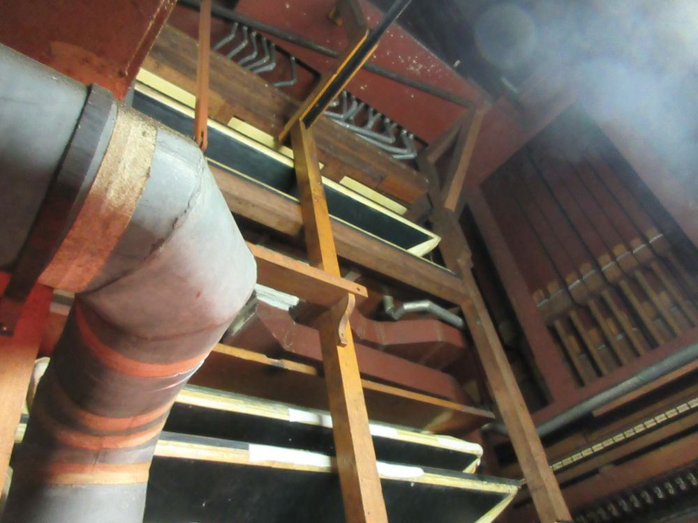ducts on the left, bellows and windchest in the middle, pipes to the right
